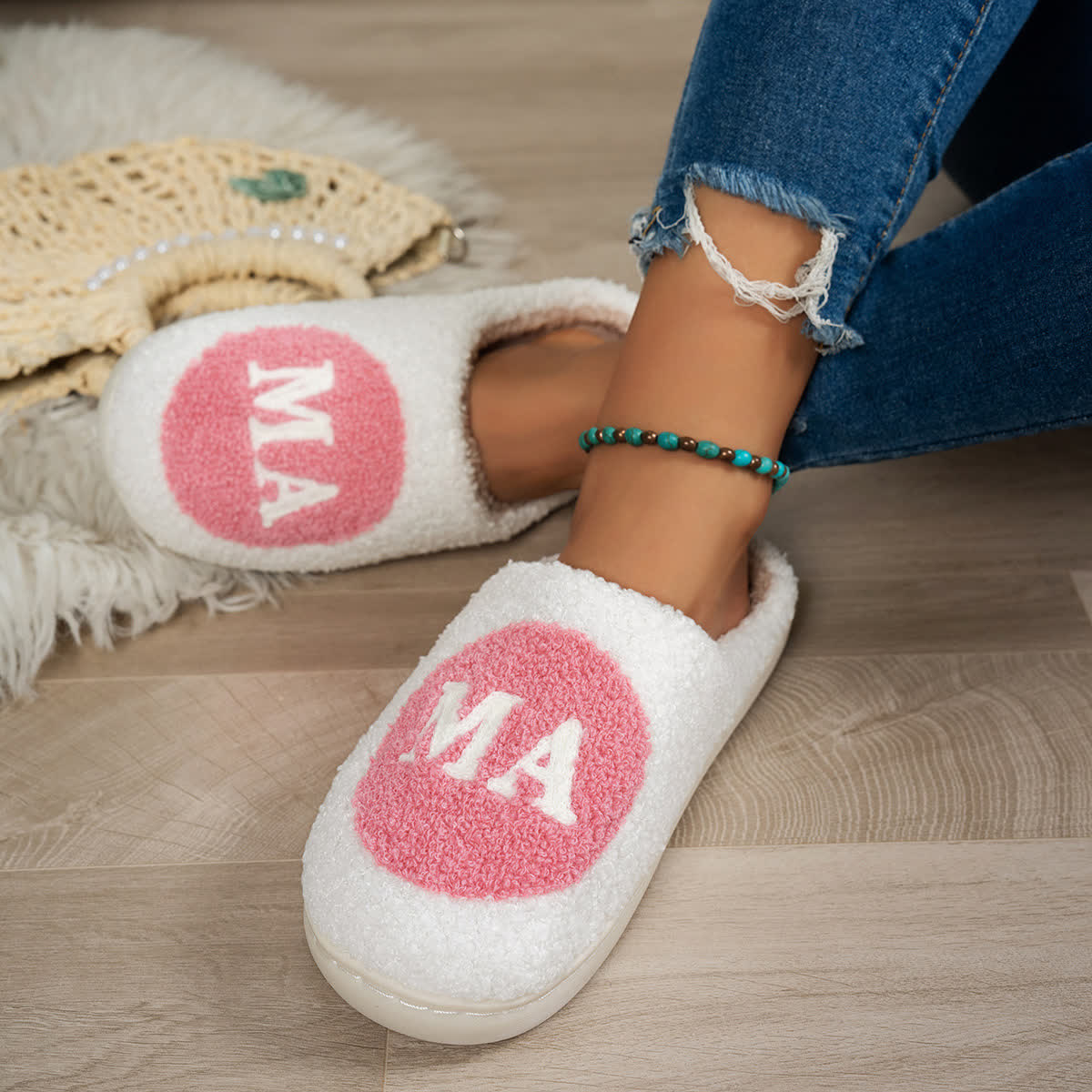 Hausschuhe mit MAMA-Print in Übergröße - image 3