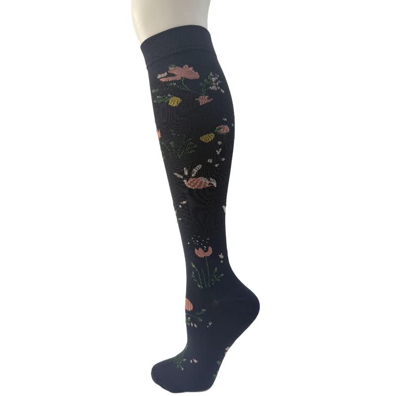 Kniehohe Kompressionsstrümpfe mit Blumenmuster in Schwarz und Weiß (6 Paar) - C - S/M - image 3