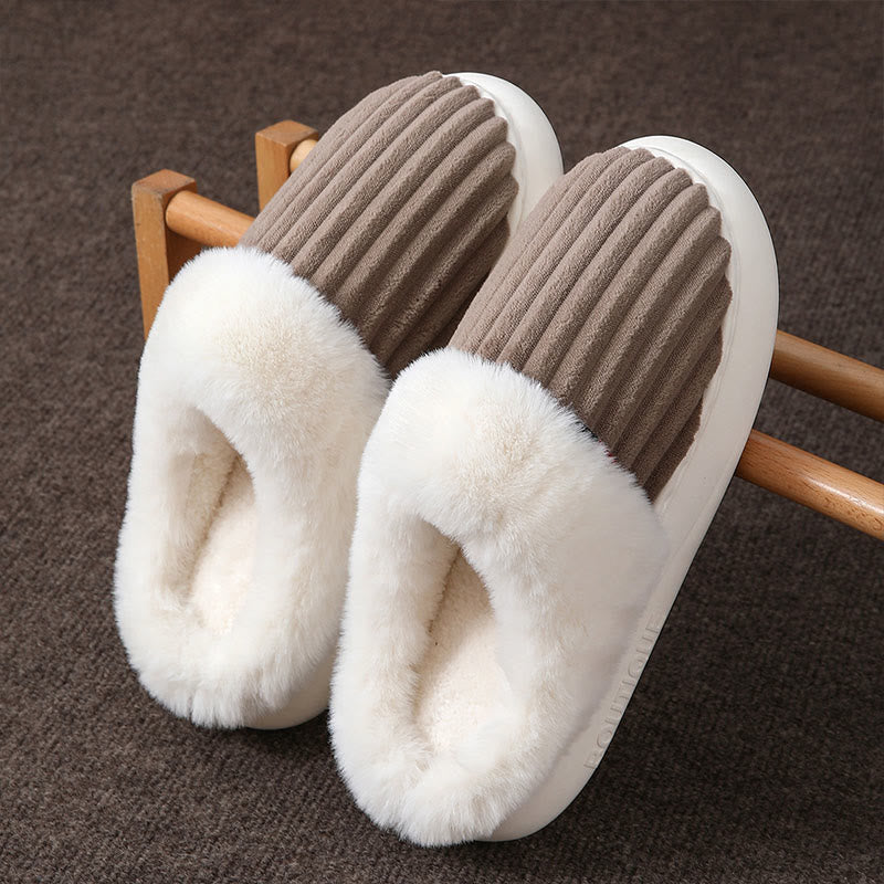 Weiße Plüschpantoffeln in Übergröße - image 8