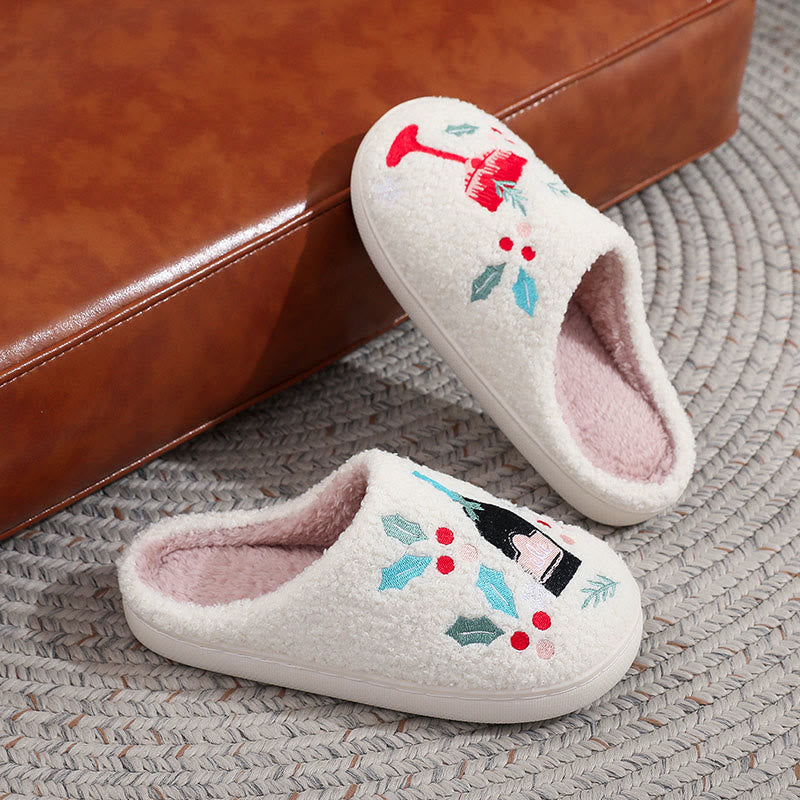 Plusock Hausschuhe in Übergröße mit Beeren-Weinglas-Motiv - image 1