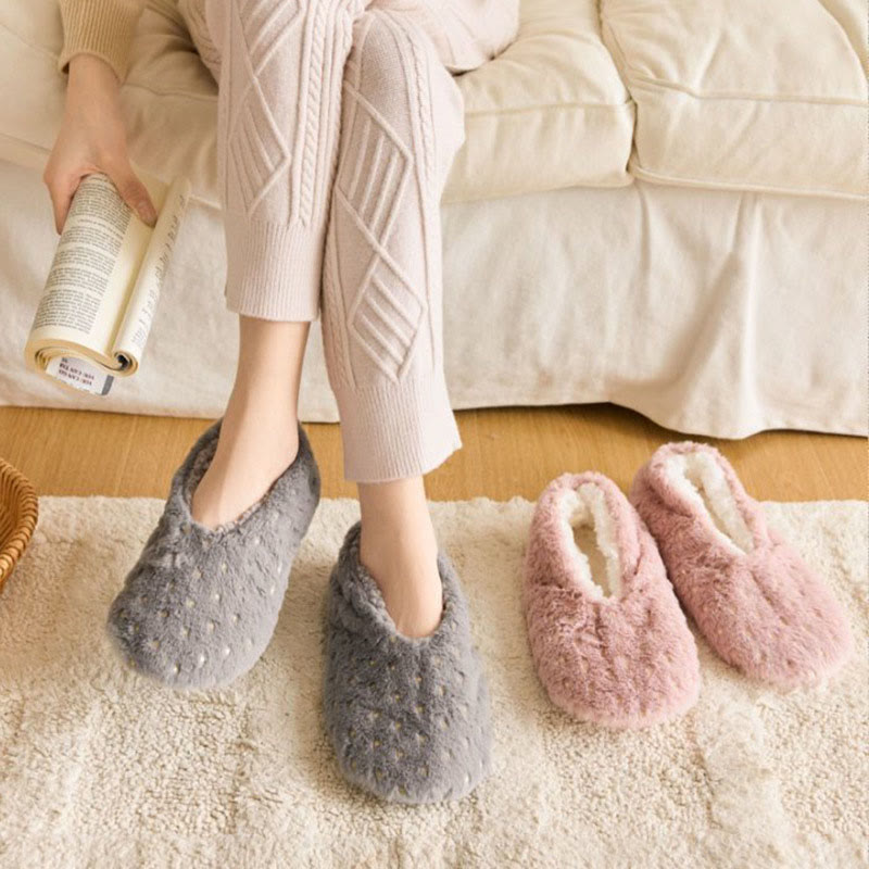 Hausschuhe mit Punktmuster in Übergröße - image 1