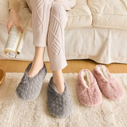 Hausschuhe mit Punktmuster in Übergröße - image 1