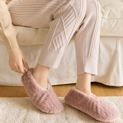 Hausschuhe mit Punktmuster in Übergröße - image 4