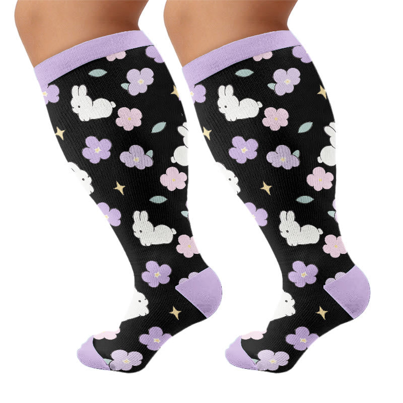 Kompressionsstrümpfe in Übergröße mit Katzen-, Hasen- und Blumenmuster - Lila (1 Paar) - 4XL - image 5