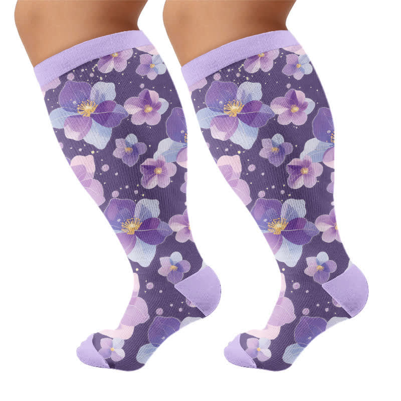 Kompressionsstrümpfe mit Blumenmuster in Übergröße - Lila (1 Paar) - 4XL - image 5