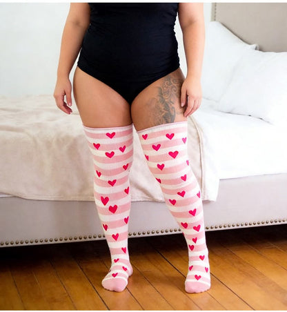 Oberschenkelhohe Socken mit Polka-Dots und Herzstreifen. - image 3