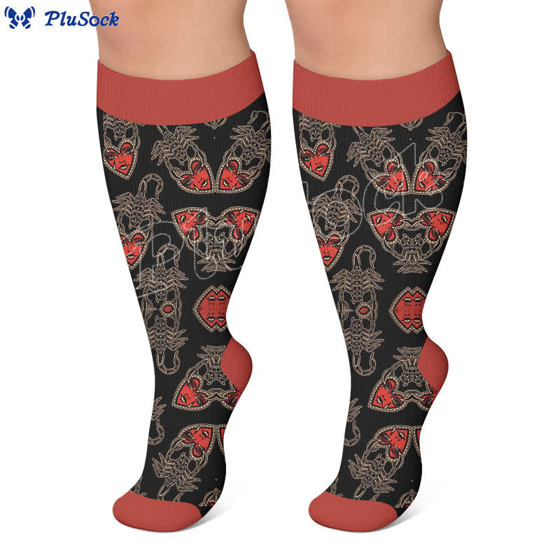 Gothic-Kompressionsstrümpfe in Übergröße mit Totenkopf- und Flammenmuster - image 3