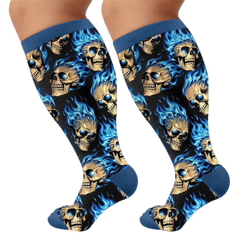 Gothic-Kompressionsstrümpfe in Übergröße mit Totenkopf- und Flammenmuster - Blau (1 Paar) - 4XL - image 7