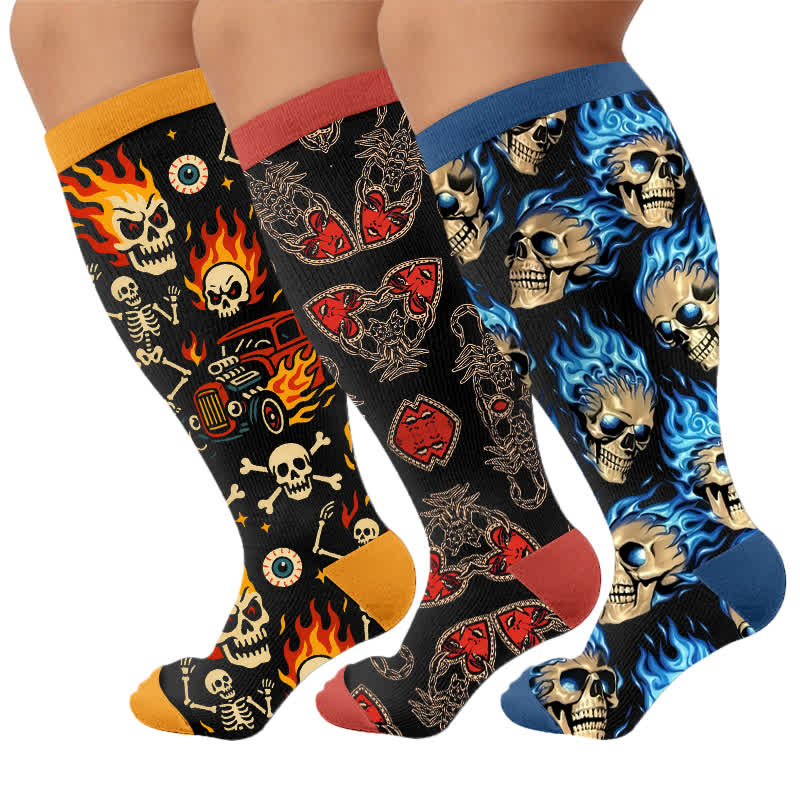 Gothic-Kompressionsstrümpfe in Übergröße mit Totenkopf- und Flammenmuster - Mehrfarbig (3 Paare) - 4XL - image 1