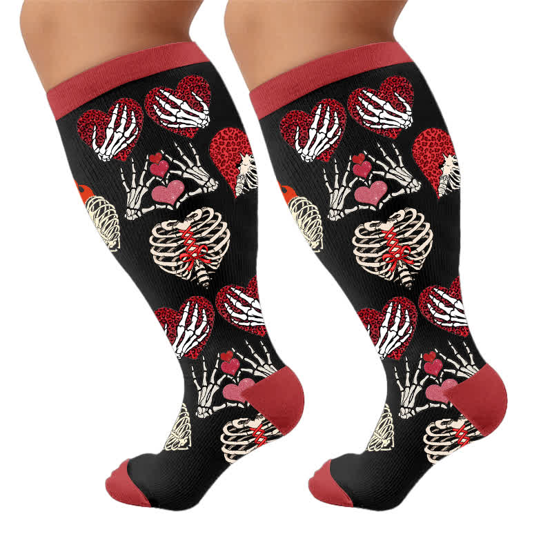 Rosa Kompressionsstrümpfe mit Totenkopf-Herzaugenmuster in Übergröße - Rot (1 Paar) - 4XL - image 8