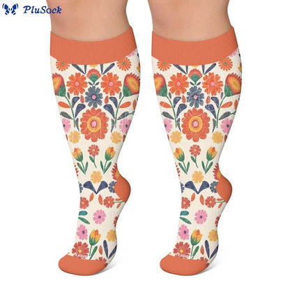 Kompressionsstrümpfe mit hellem Blumenmuster in Übergröße - image 6