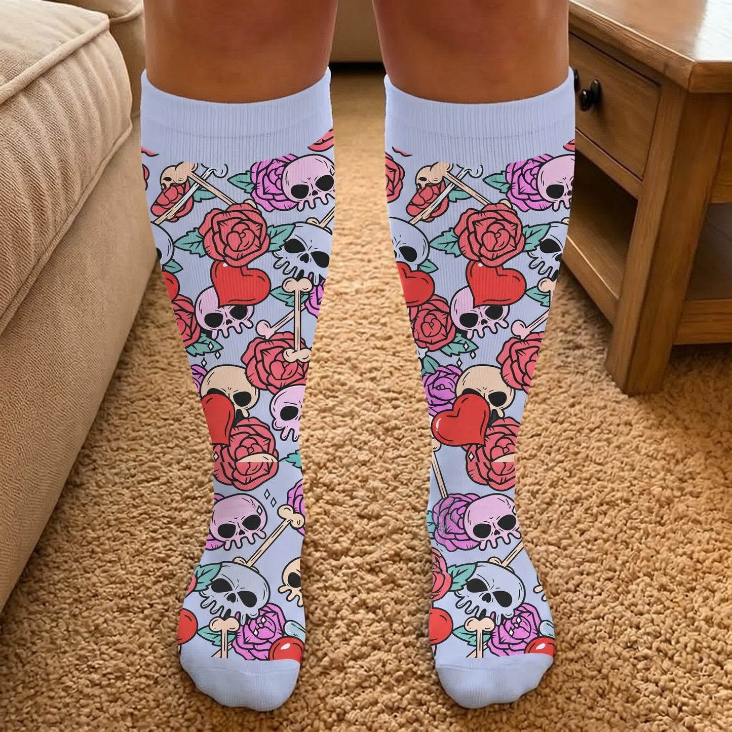 Rosa Kompressionsstrümpfe mit Totenkopf-Herzaugenmuster in Übergröße - image 3