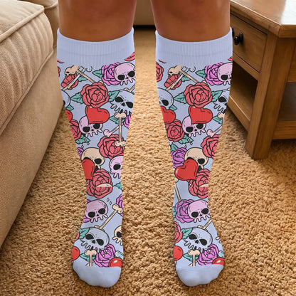 Rosa Kompressionsstrümpfe mit Totenkopf-Herzaugenmuster in Übergröße - image 3
