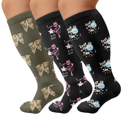 Gothic-Kompressionsstrümpfe in Übergröße mit Katzen- und Sternmotiven - Mehrfarbig (3 Paare) - 4XL - image 4