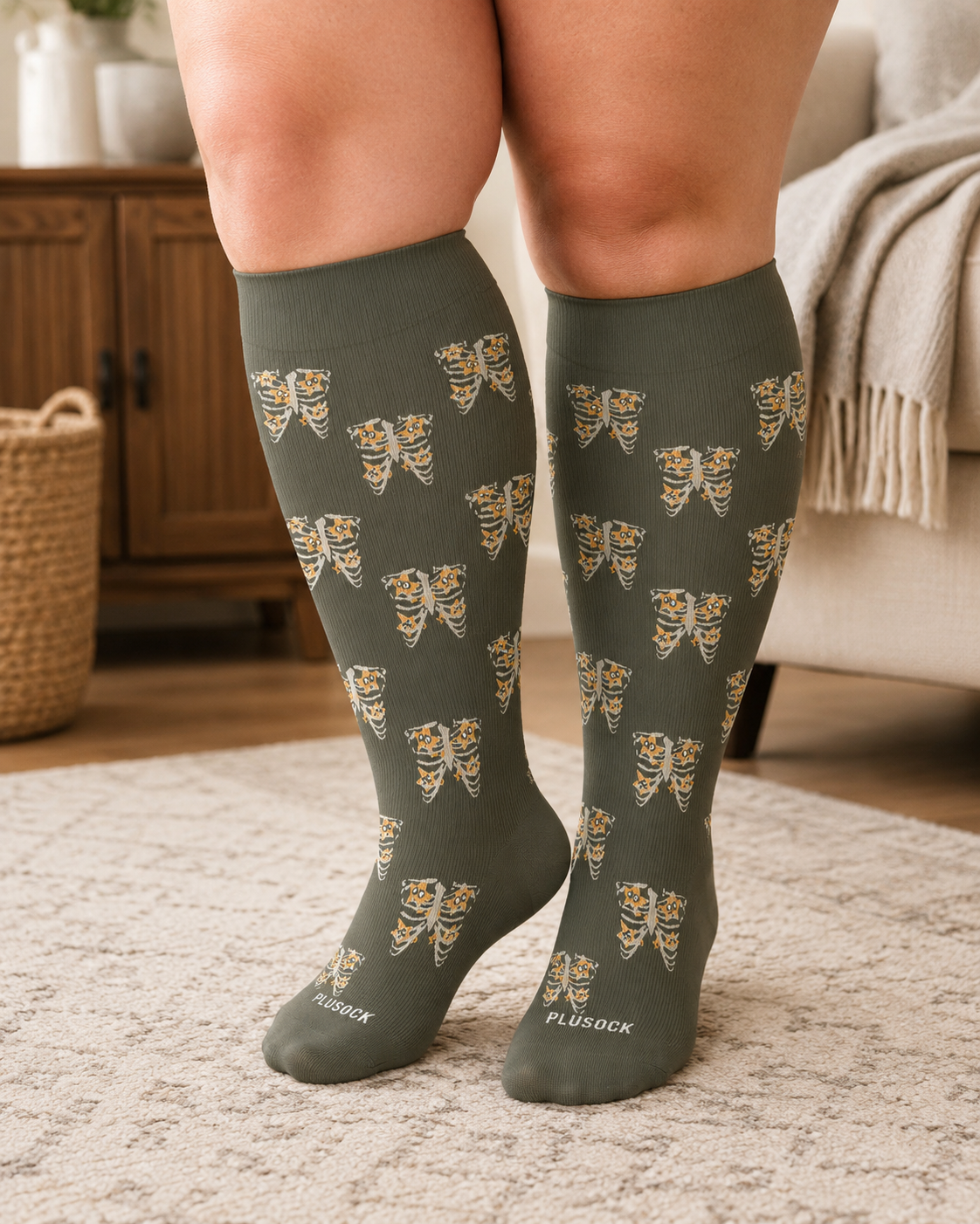 Gothic-Kompressionsstrümpfe in Übergröße mit Katzen- und Sternmotiven - image 3