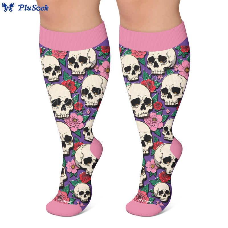 Dunkle Kompressionsstrümpfe mit Totenkopfmotiv in Übergröße - image 6