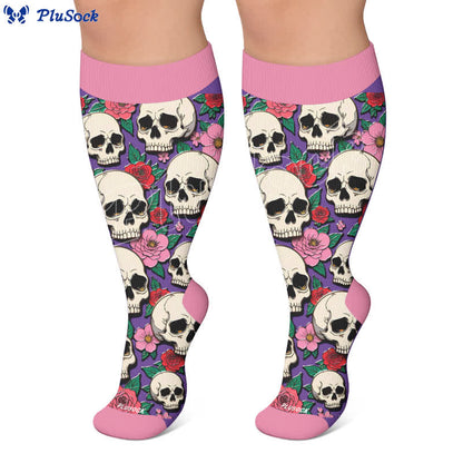 Dunkle Kompressionsstrümpfe mit Totenkopfmotiv in Übergröße - image 6