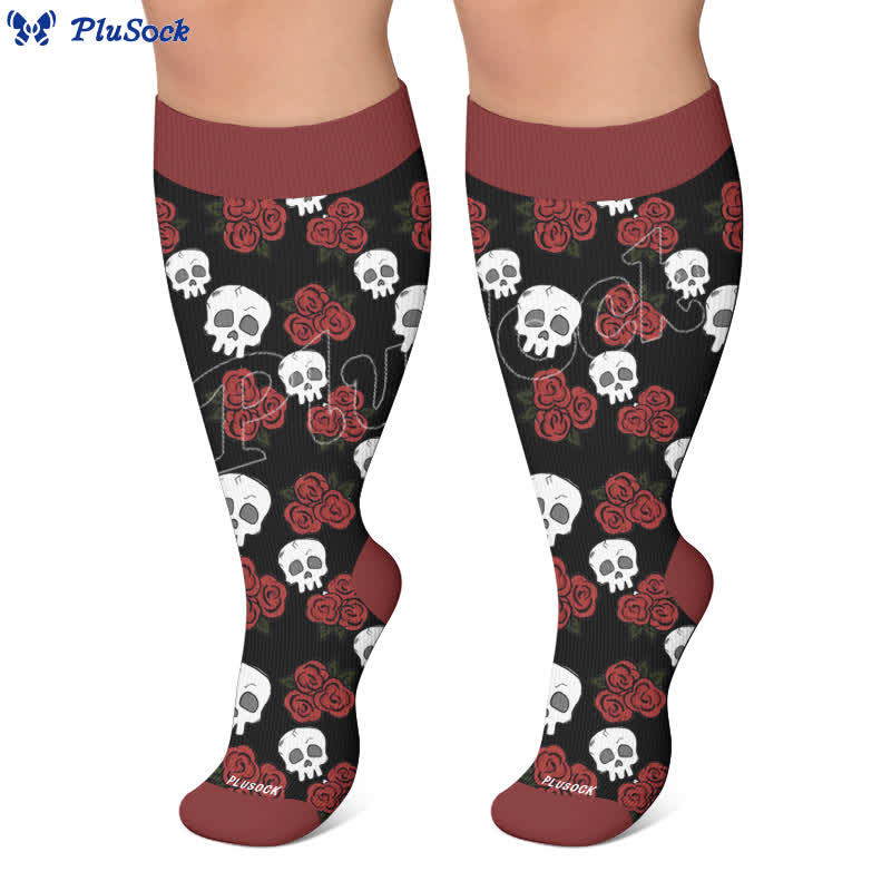 Dunkle Kompressionsstrümpfe mit Totenkopfmotiv in Übergröße - image 5