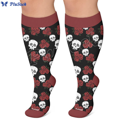 Dunkle Kompressionsstrümpfe mit Totenkopfmotiv in Übergröße - image 5