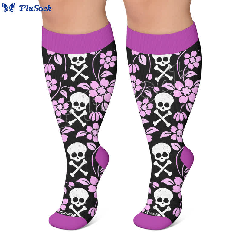 Dunkle Kompressionsstrümpfe mit Totenkopfmotiv in Übergröße - image 7