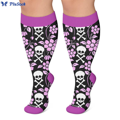 Dunkle Kompressionsstrümpfe mit Totenkopfmotiv in Übergröße - image 7