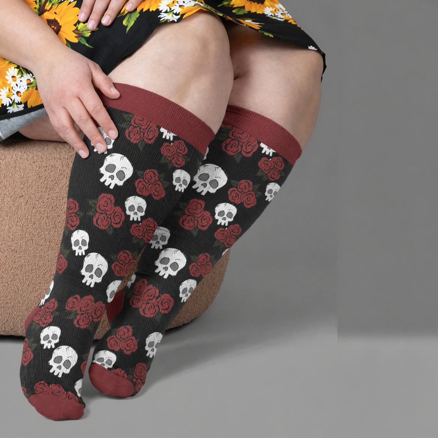 Dunkle Kompressionsstrümpfe mit Totenkopfmotiv in Übergröße - image 1