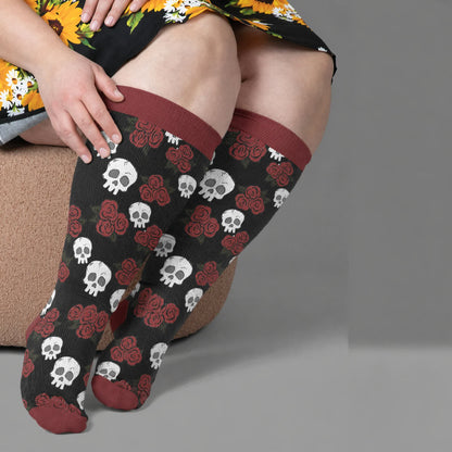 Dunkle Kompressionsstrümpfe mit Totenkopfmotiv in Übergröße - image 1