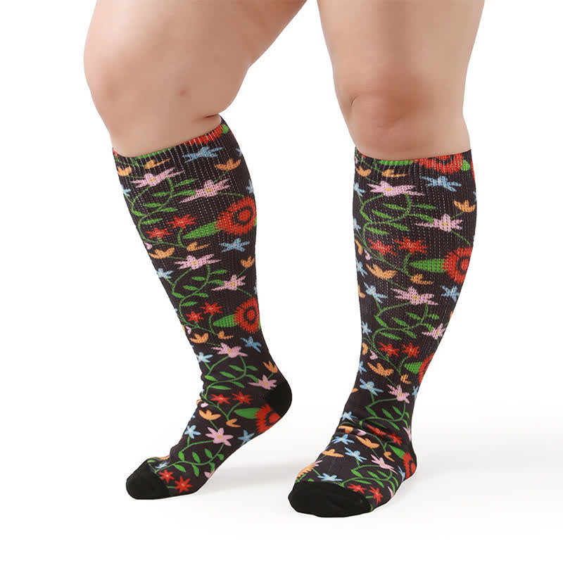Kniestrümpfe mit Blumenmuster in Übergröße - Schwarz-A - Einheitsgröße - image 4