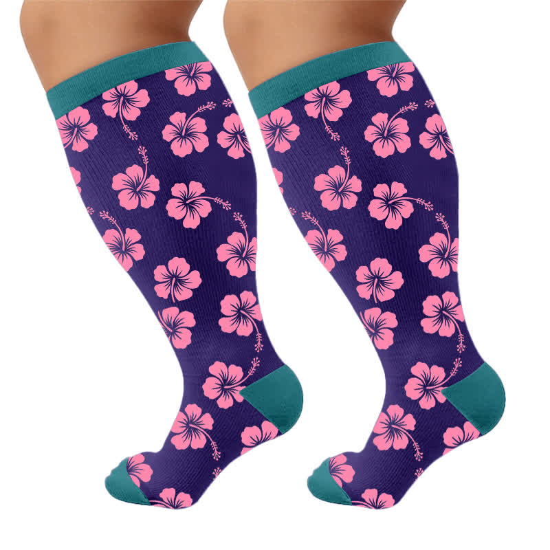 Plus Size Kompressionsstrümpfe mit lebendigen Blumen - Lila (1 Paar) - 4XL - image 9