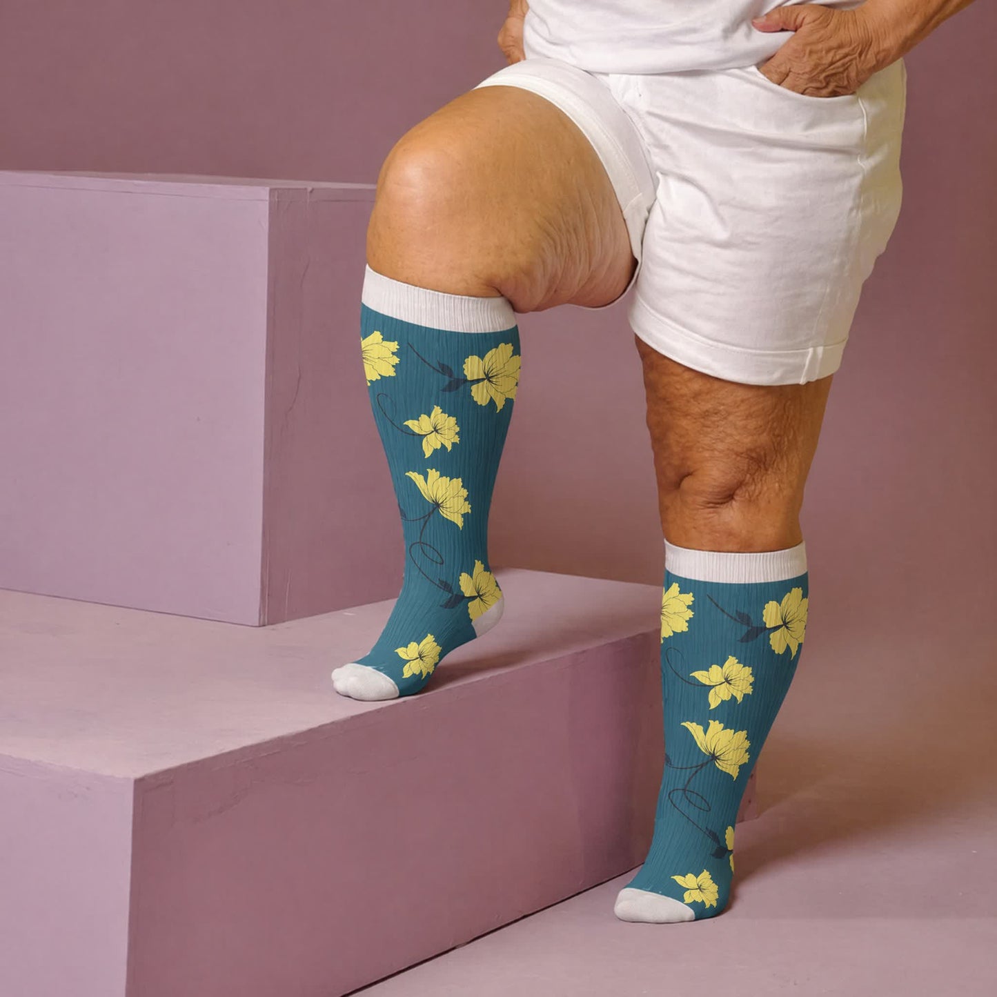 Plus Size Kompressionsstrümpfe mit lebendigen Blumen - image 1