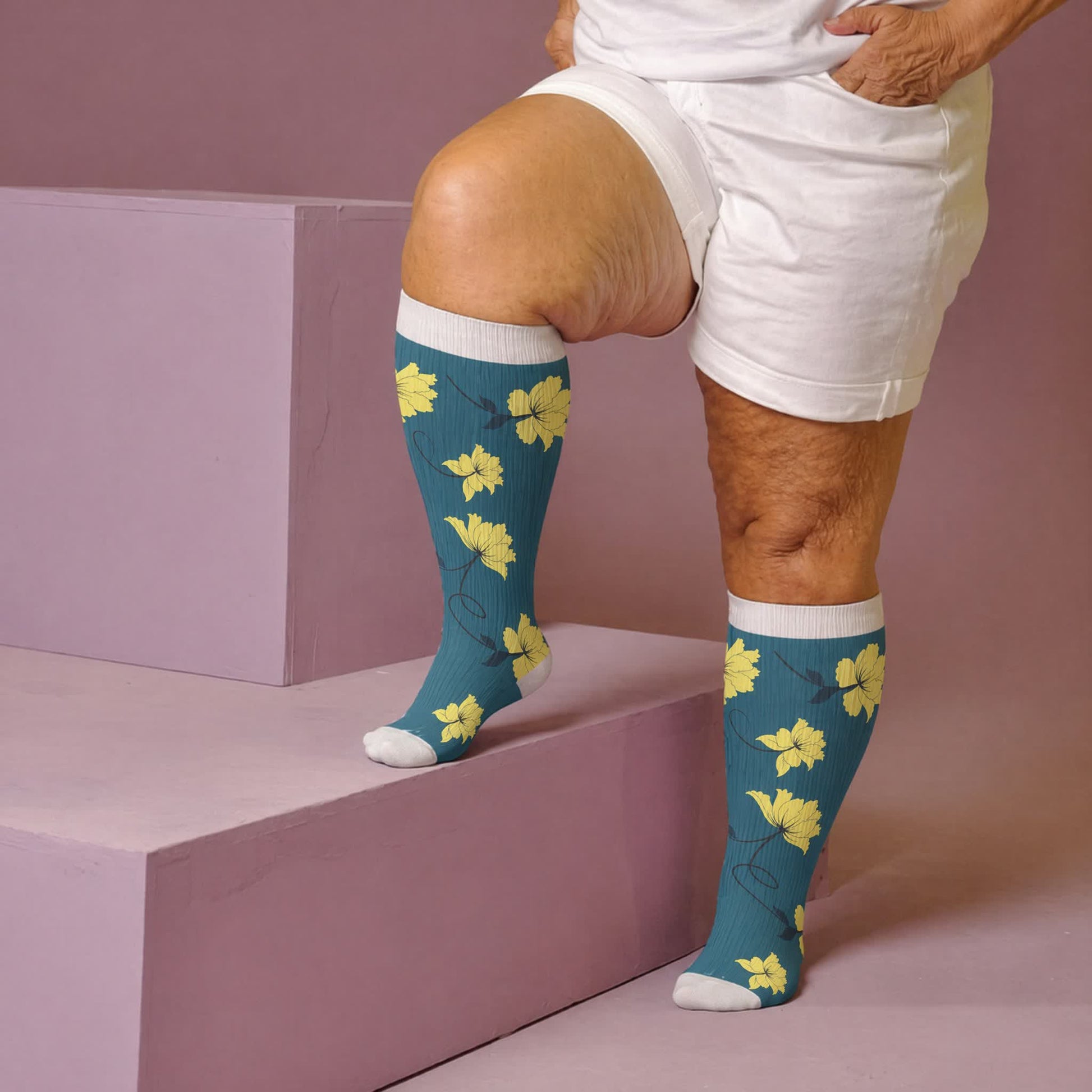 Plus Size Kompressionsstrümpfe mit lebendigen Blumen - image 1