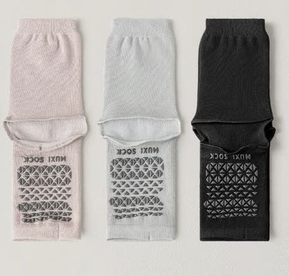 Atmungsaktive, gestrickte Freizeitsocken mit rutschfester Oberfläche (3 Paar) - Lila + Grau + Schwarz - Einheitsgröße - image 9