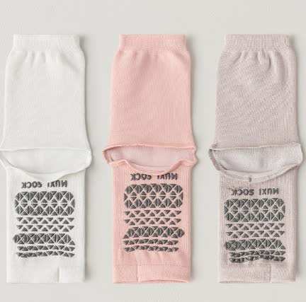 Atmungsaktive, gestrickte Freizeitsocken mit rutschfester Oberfläche (3 Paar) - Weiß+Rosa+Lila - Einheitsgröße - image 8