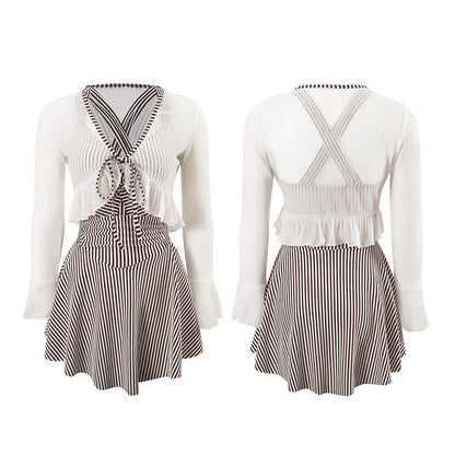 Gestreiftes, gerafftes Badekleid mit V-Ausschnitt - image 8