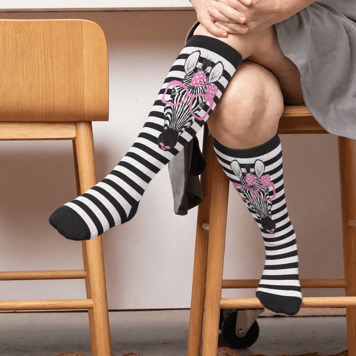 Kompressionsstrümpfe mit Zebra-Schleifenmuster in Übergröße - Schwarz (1 Paar) - 4XL - image 1