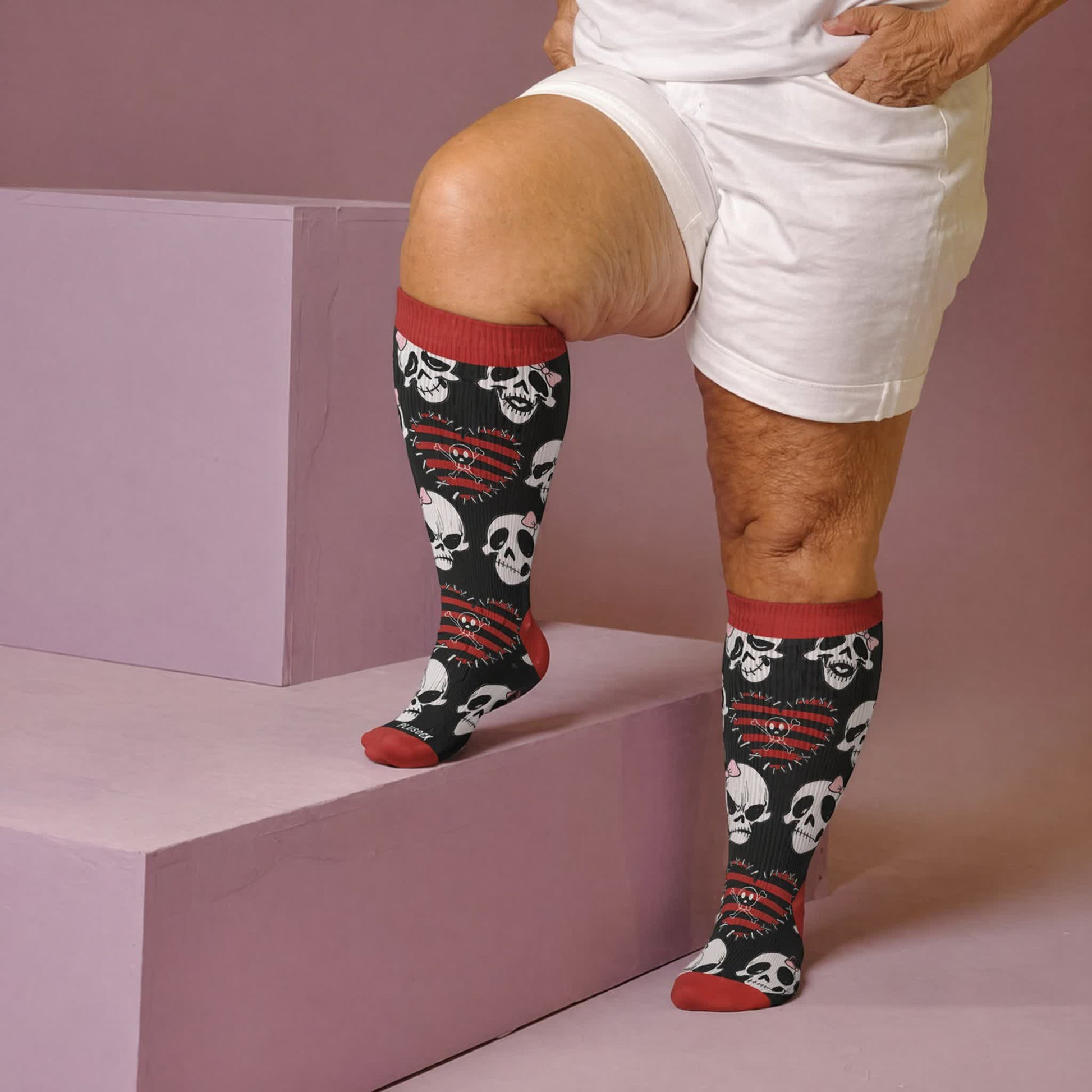Kompressionsstrümpfe in Übergröße mit Herz-, Schleifen- und Totenkopfmotiv - Rot (1 Paar) - 4XL - image 2