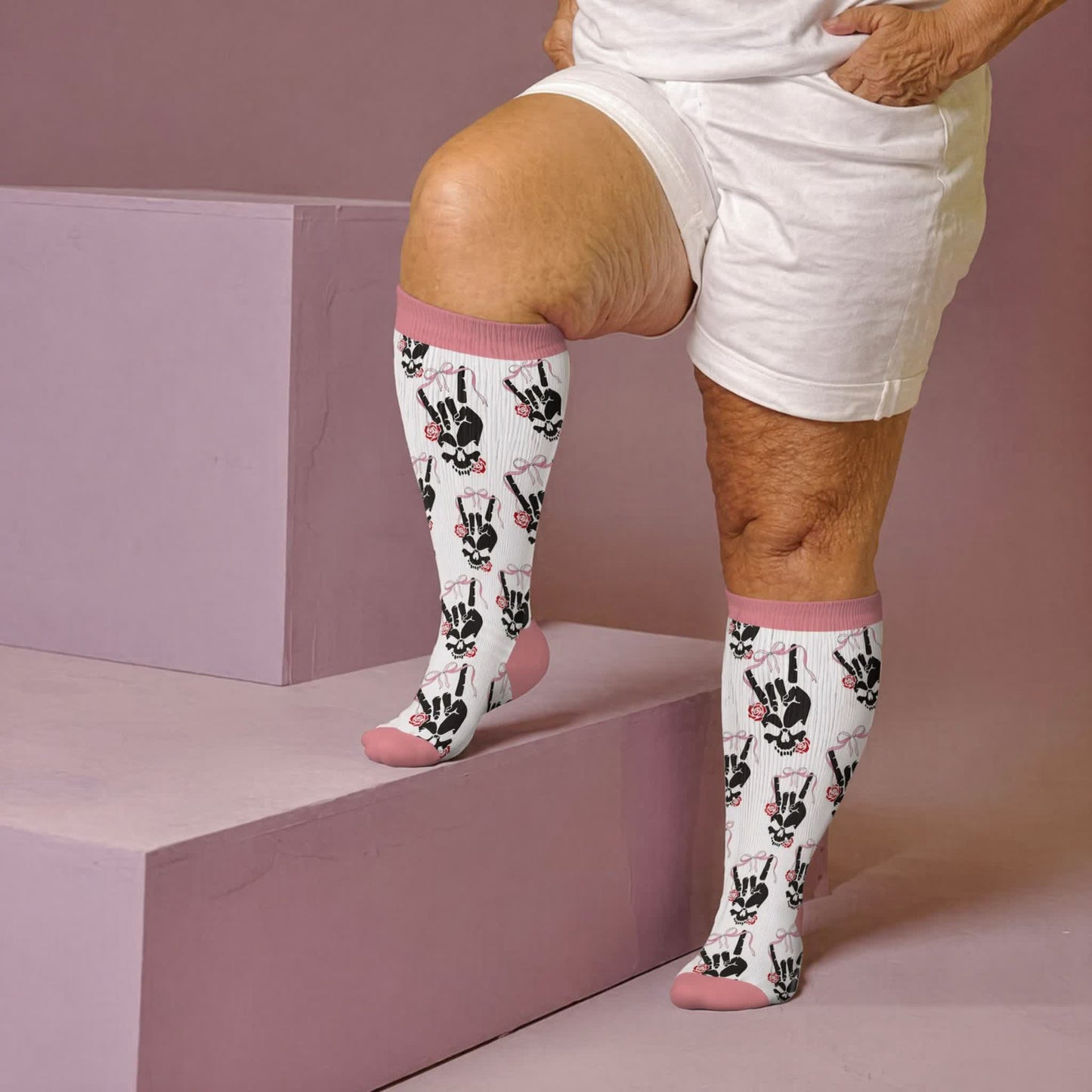 Kompressionsstrümpfe in Übergröße mit Herz-, Schleifen- und Totenkopfmotiv - Rosa(1 Paar) - 4XL - image 1