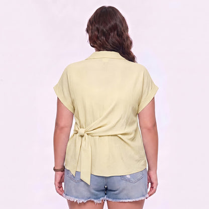 Luftige Sommerbluse mit Bindegürtel, Kragen und Knopfleiste - image 1