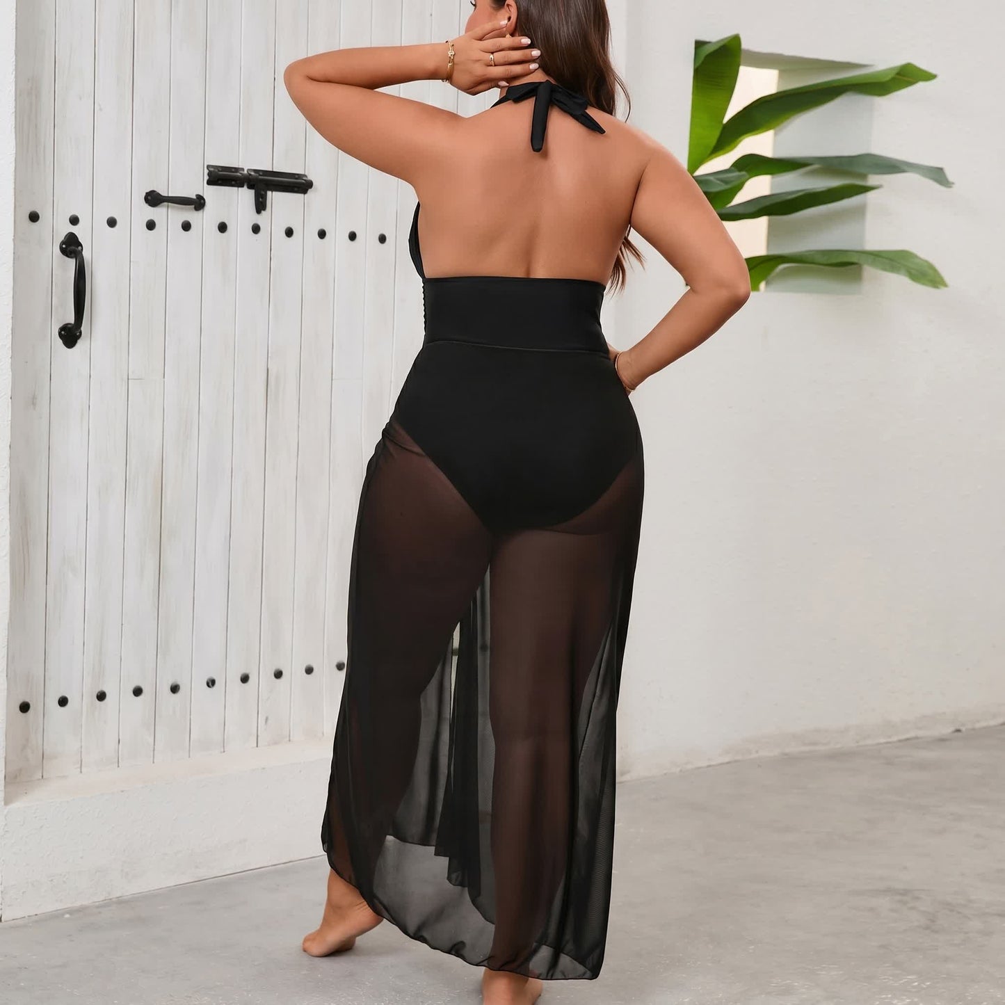 Elegante schwarze Neckholder-Bademode mit tiefem Ausschnitt und Mesh-Einsatz - image 1