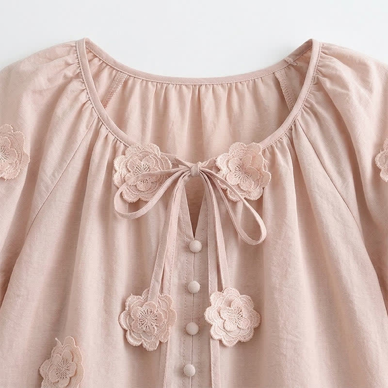 Bluse mit floralen Applikationen, Puffärmeln und Bindeband vorne - image 6