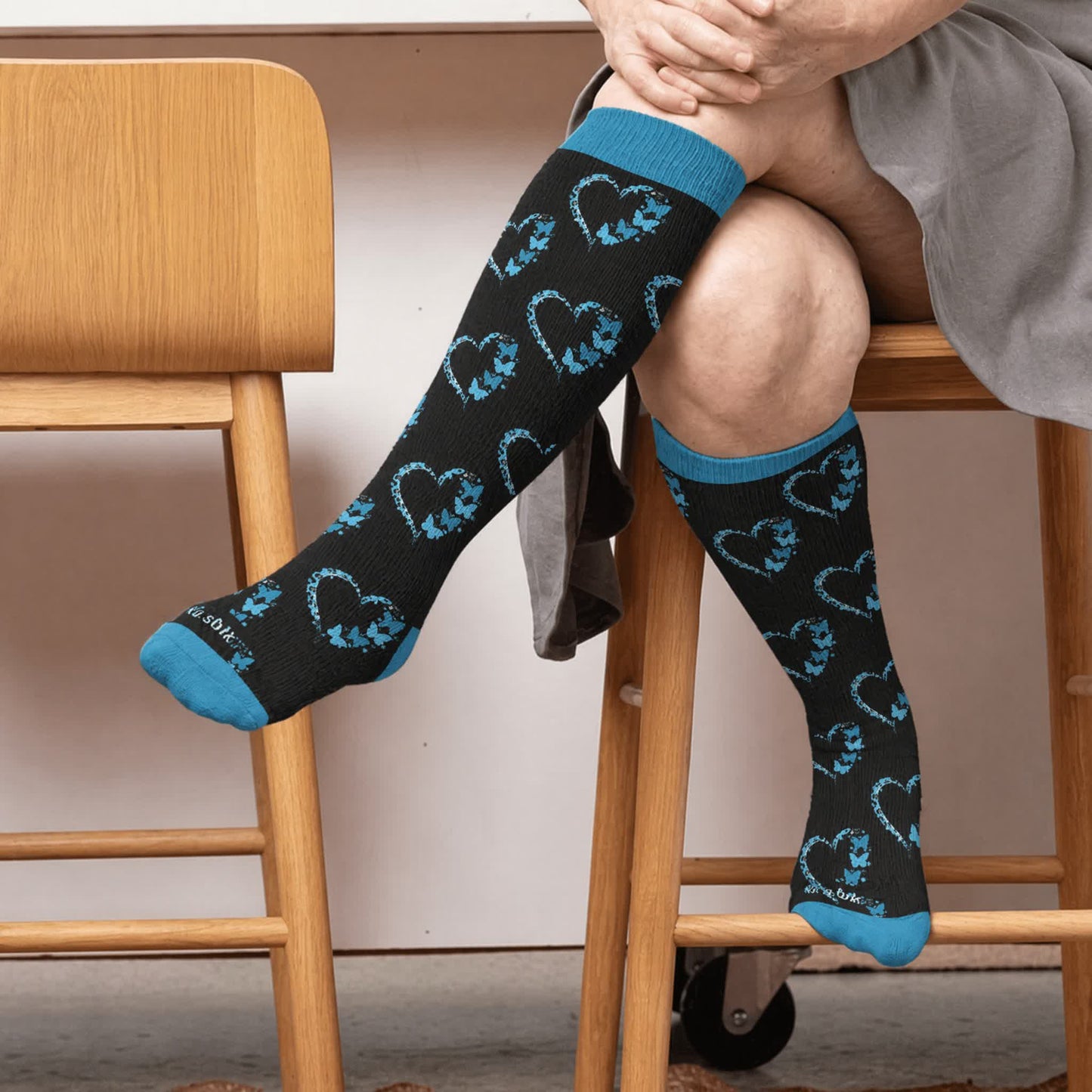 Kompressionsstrümpfe in Übergröße mit farblich abgesetzten Herzmotiven - Blau (1 Paar) - 4XL - image 2