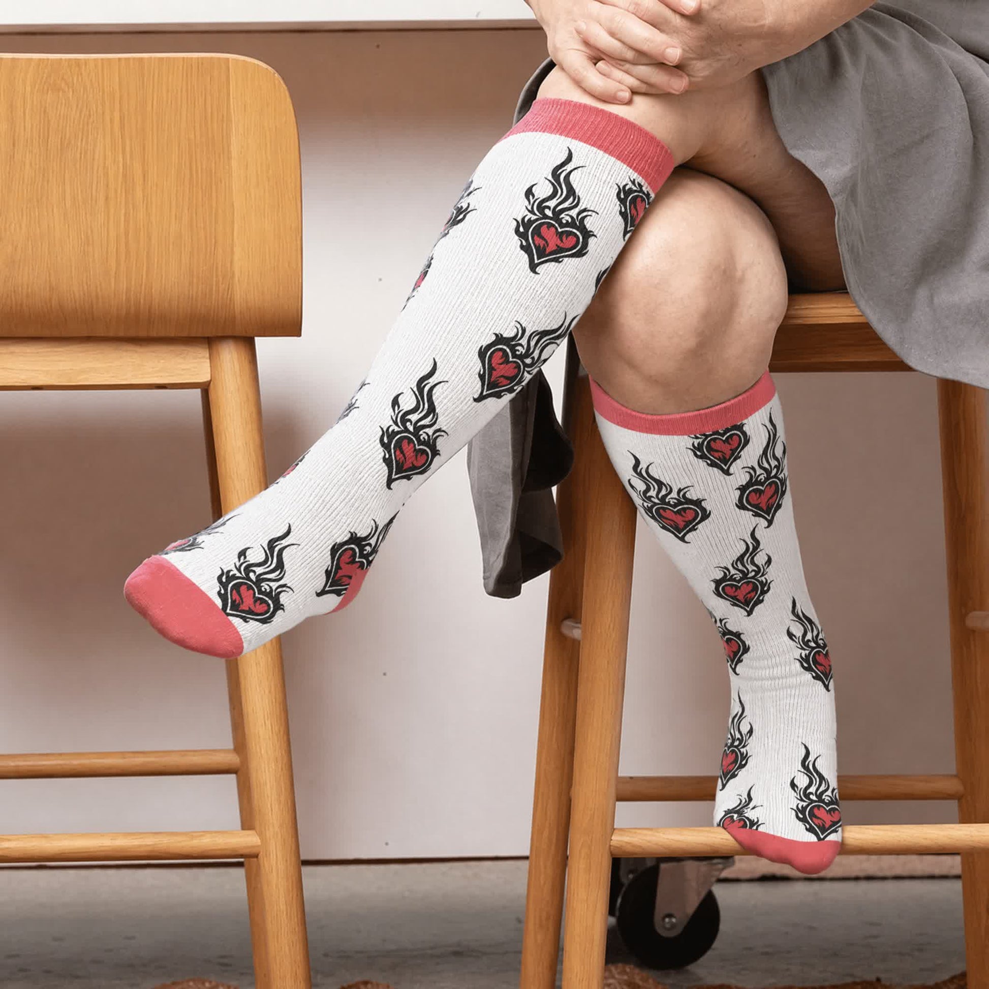 Kompressionsstrümpfe in Übergröße mit Teufelsschädel und Herz - Rosa(1 Paar) - 4XL - image 3