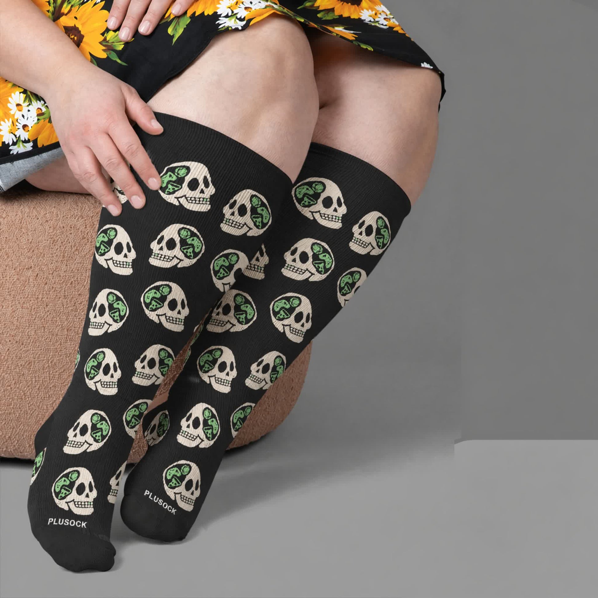 Kompressionsstrümpfe mit Totenkopfmotiv in Übergröße - Schwarz (1 Paar) - 4XL - image 2