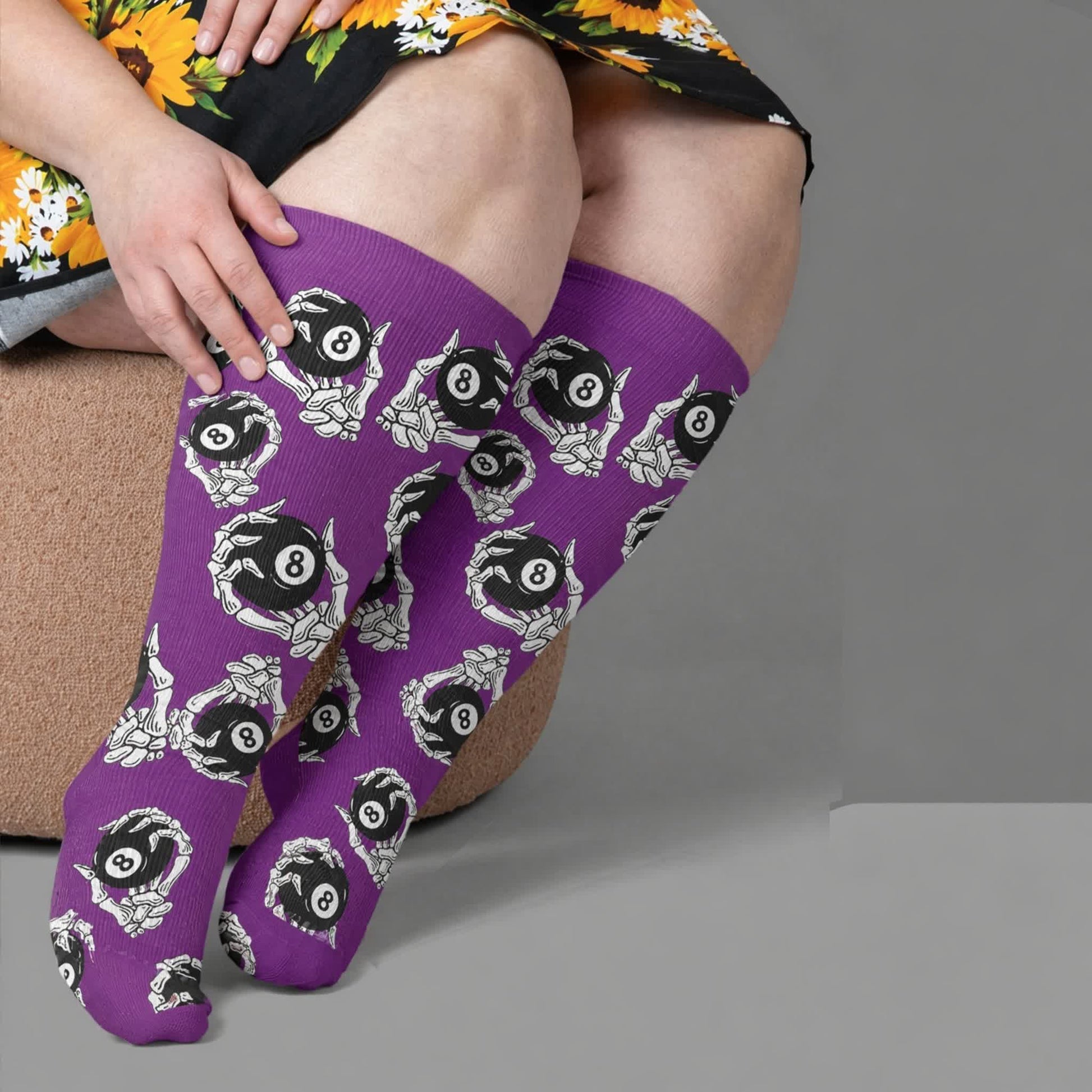 Kompressionsstrümpfe mit Totenkopfmotiv in Übergröße - Lila (1 Paar) - 4XL - image 1