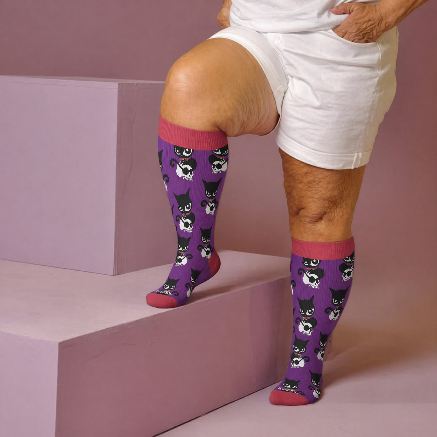 Kompressionsstrümpfe mit Skelettkatzenmotiv in Übergröße - Lila (1 Paar) - 4XL - image 1