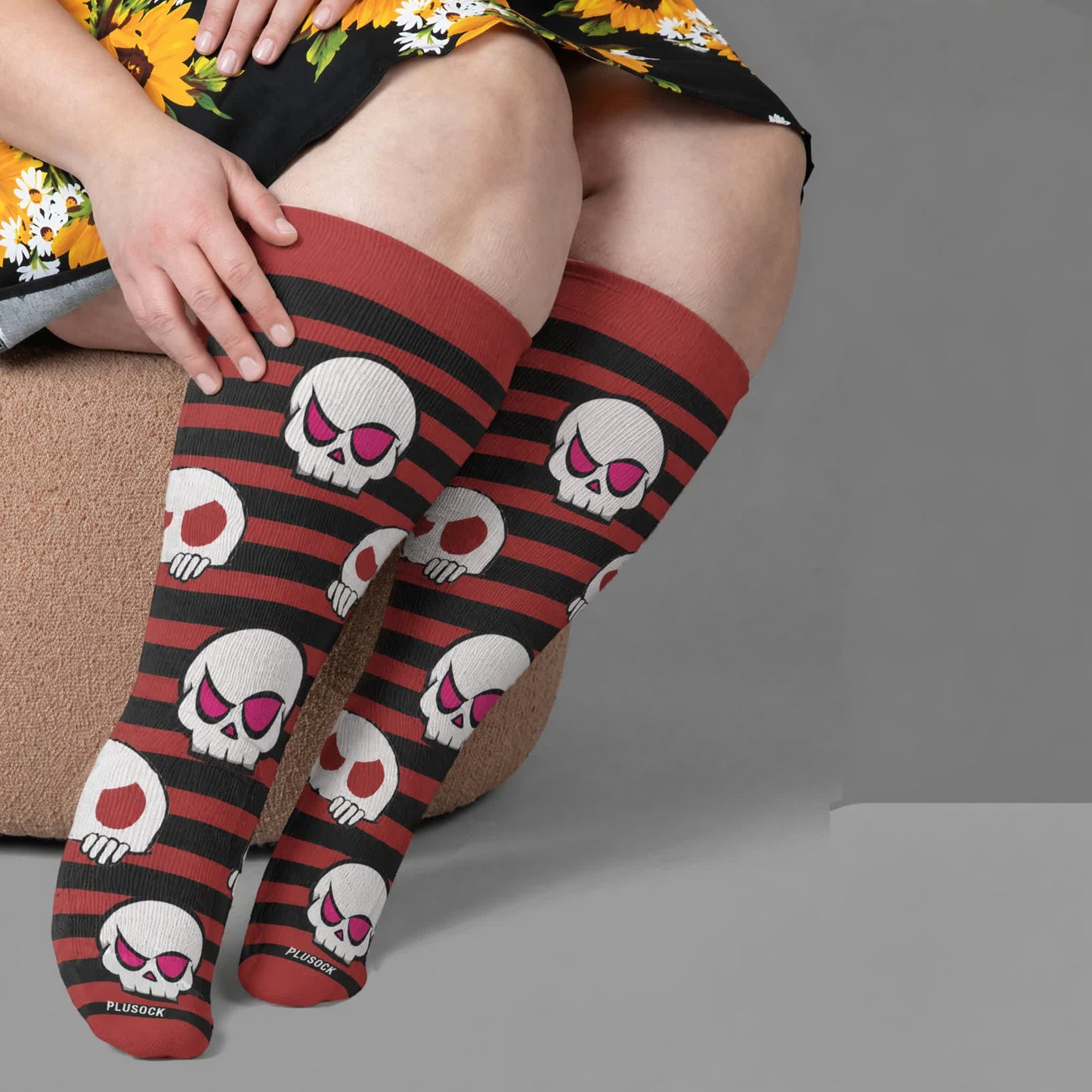 Kompressionsstrümpfe mit Totenkopf-Motiv in Übergröße - Rot (1 Paar) - 4XL - image 2