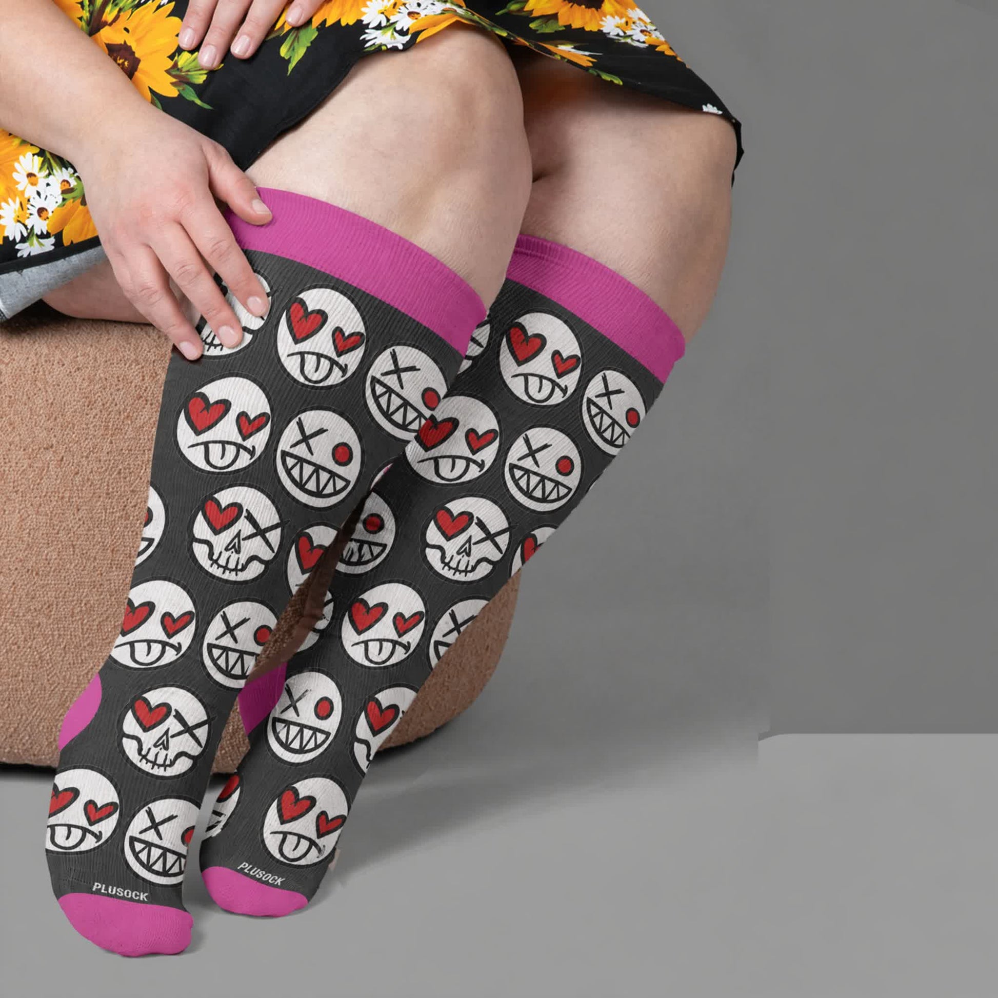 Kompressionsstrümpfe mit Totenkopf-Motiv in Übergröße - Schwarz (1 Paar) - 4XL - image 3