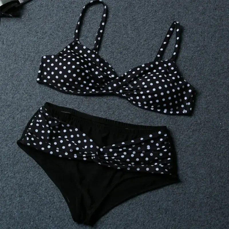 Retro-Bikini-Set in Weiß mit weißen Polka-Dots und Twist-Vorderseite - image 2