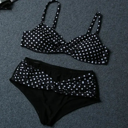 Retro-Bikini-Set in Weiß mit weißen Polka-Dots und Twist-Vorderseite - image 2