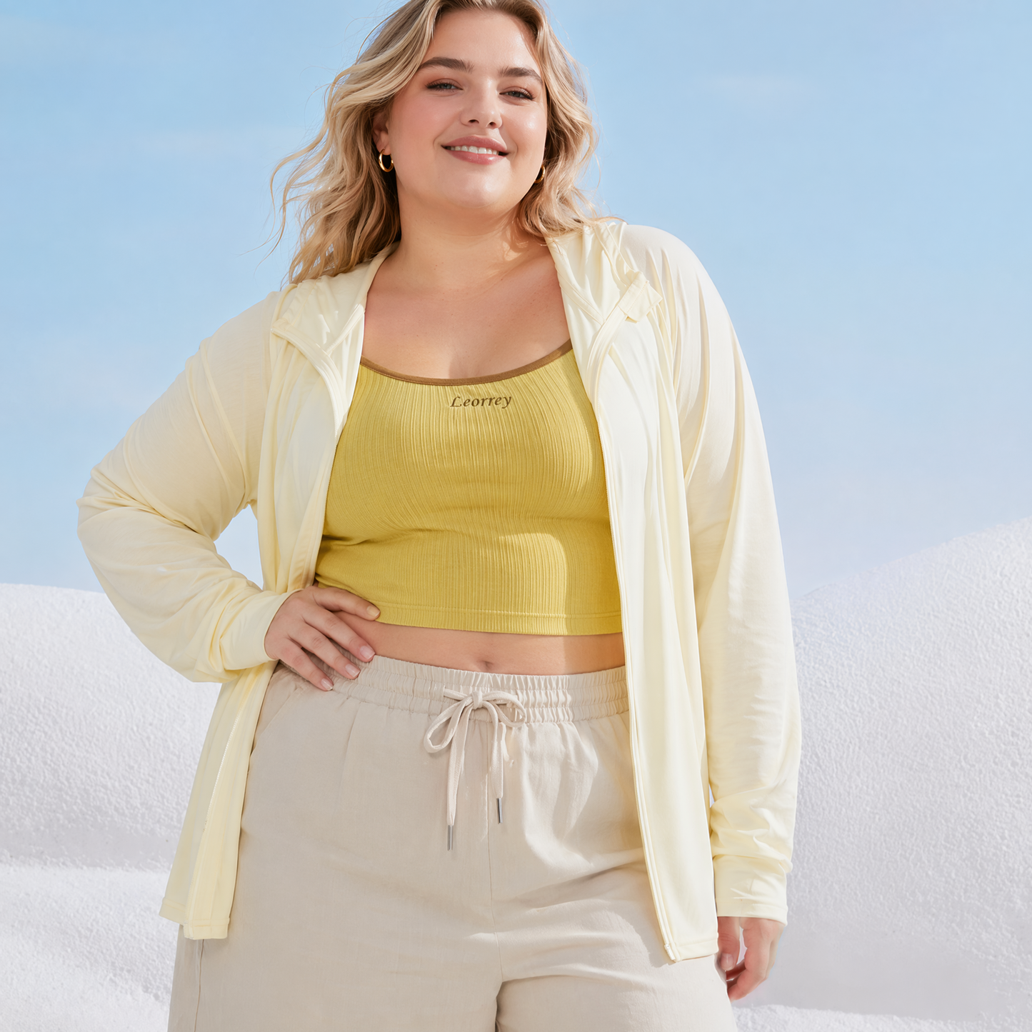 Leichte Sonnenschutzjacke mit Kapuze und Reißverschluss - image 2